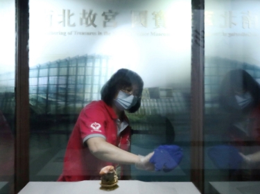 A staff member cleans and disinfects a display window to protect guests from the coronavirus disease (COVID-19) at the National Palace Museum in Taipei, Taiwan, March 17, 2020. Photo by Ann Wang/Reuters