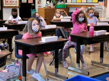 Students return to school wearing masks at Wilder Elementary School in Louisville, Kentucky, August 11, 2021, photo by Amira Karaoud/Reuters