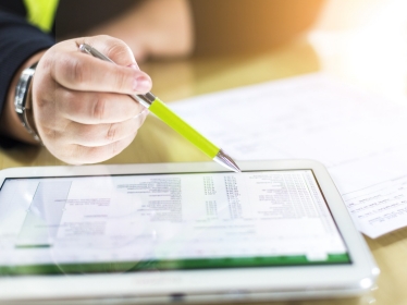 Accounting on a tablet computer, close-up, photo by mmphoto/Adobe Stock