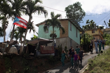 Dokter Maria Alonso dan mahasiswa kedokteran dari Universitas Puerto Rico mengunjungi pasien di lingkungan yang terkena dampak Badai Maria pada bulan September, di Corozal, Puerto Rico, 20 Januari 2018, foto oleh Alvin Baez/Reuters