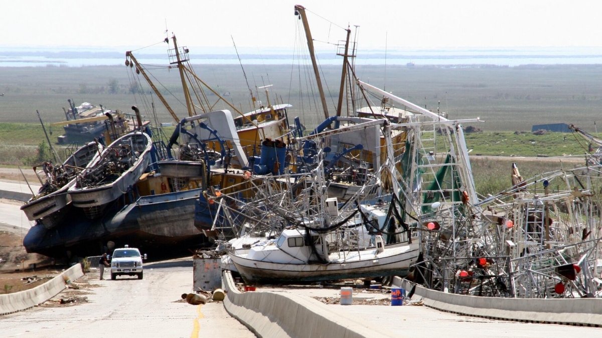 Sebuah jembatan di Empire, LA tetap ditutup hampir 60 hari setelah Badai Katrina pada tahun 2005