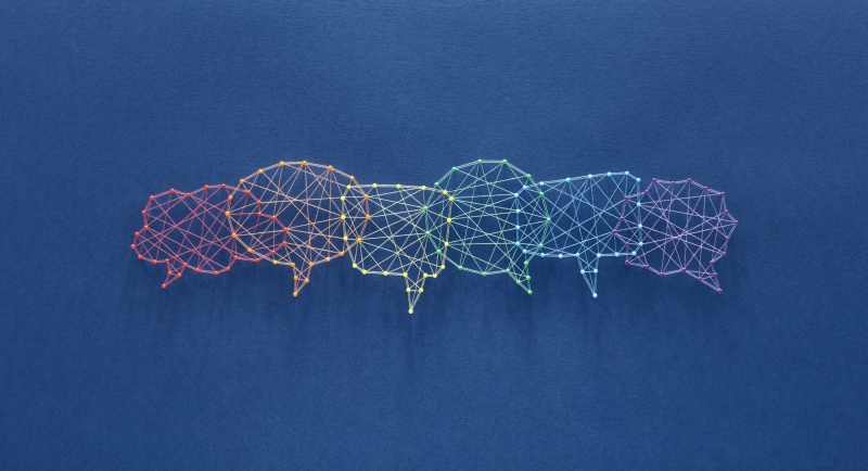 Jaringan pin dan benang dalam bentuk banyak gelembung ucapan yang saling berhubungan melambangkan dialog sosial.  Ilustrasi oleh Pogonici / Getty Images