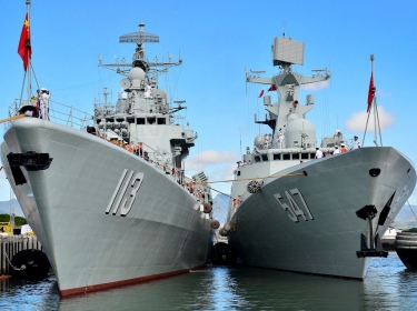 The Chinese People's Liberation Army-Navy Jiangkai-class frigate Linyi (FFG 547) moors alongside the Luhu-class destroyer Qingdao (DDG 113) following the ships' arrival.