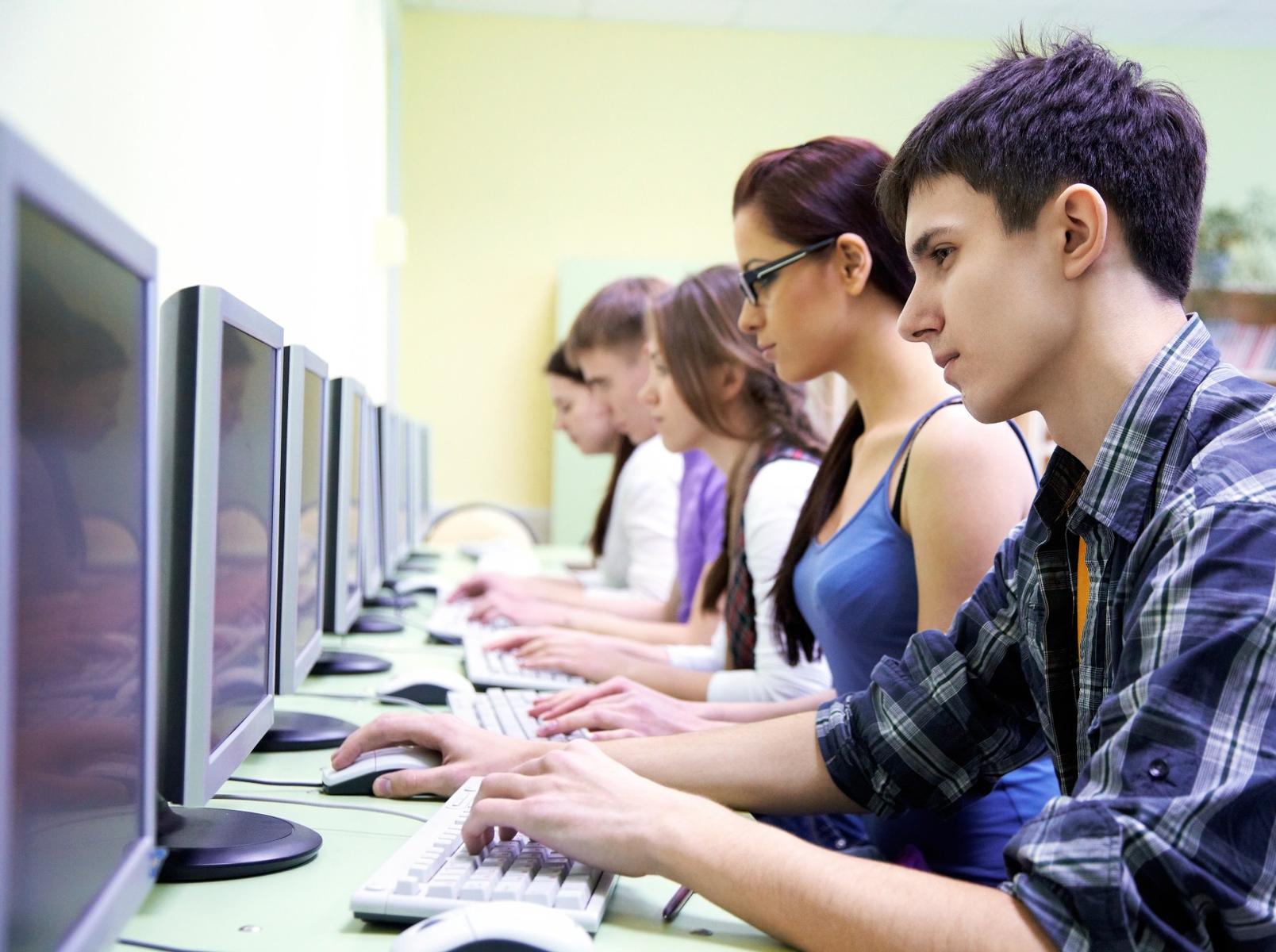 Computers in education. Подросток за компьютером. Студент с компьютером. Современный подросток за компьютером. Старшеклассник за компьютером.