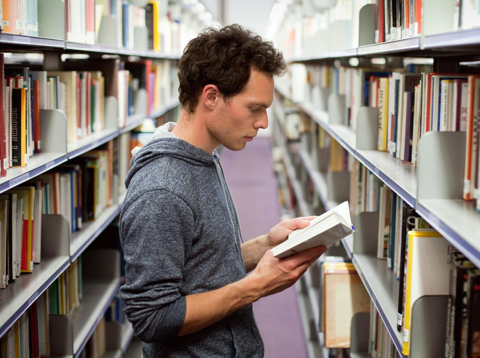 Peoples book. Читатели в библиотеке. Люди в библиотеке. Книга человек. Мужчина в библиотеке.