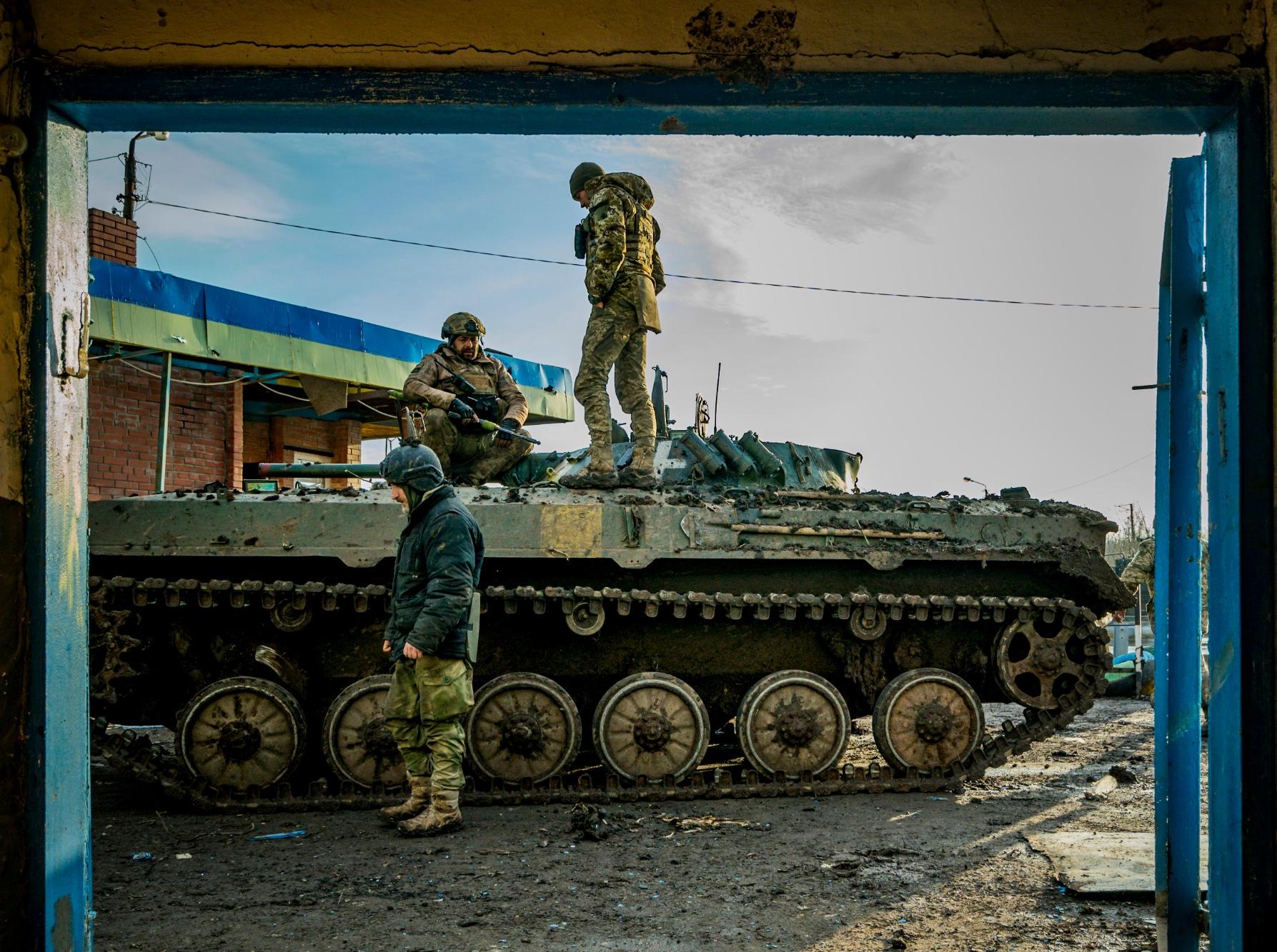 Ukrainian Tank Destroys Russian In Ultra-Close-Range Duel