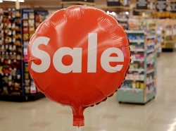 Attention-getting sale balloon at a grocery store