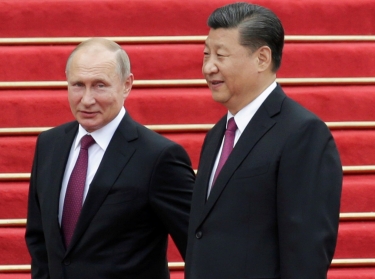 Chinese President Xi Jinping and Russian President Vladimir Putin attend a welcome ceremony outside the Great Hall of the People in Beijing, China, June 8, 2018.