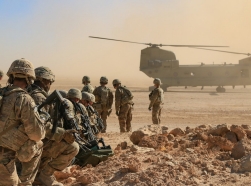 U.S. Army soldiers deployed in support of Combined Joint Task Force–Operation Inherent Resolve await aerial extraction via CH-47 Chinook during a training exercise in Iraq, October 31, 2018, photo by 1st Lt. Leland White/U.S. Army National Guard