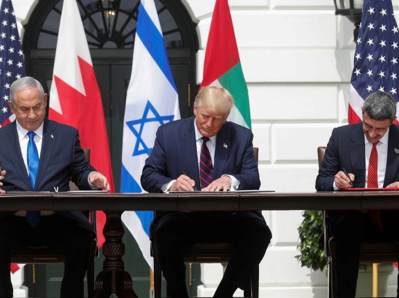 Israel's Prime Minister Benjamin Netanyahu, U.S. President Donald Trump, and UAE Foreign Minister Abdullah bin Zayed sign the Abraham Accords in Washington, September 15, 2020, photo by Tom Brenner/Reuters