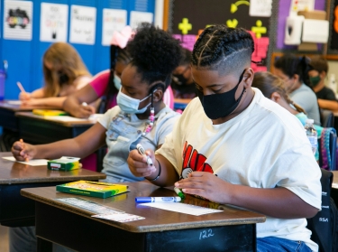 Students draw in class at Wilder Elementary School in Louisville, Kentucky, August 11, 2021, photo by Amira Karaoud/Reuters