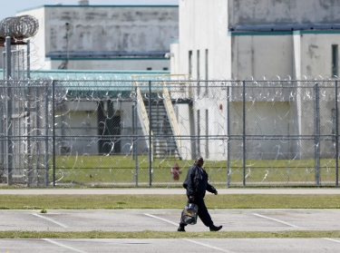 A guard leaves the Lee Correctional Institution in Bishopville, South Carolina, April 16, 2018, photo by Randall Hill/Reuters