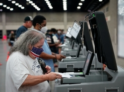 A voter casts her ballot on the day of the primary election in Louisville, Kentucky, U.S. June 23, 2020, photo by Bryan Woolston/Reuters