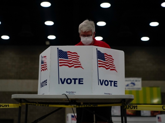 A voter completes his ballot on the day of the primary election in Louisville, Kentucky, U.S. June 23, 2020, photo by Bryan Woolston/Reuters