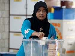 A woman casts her vote during the by-election in Port Dickson, Malaysia, October 13, 2018, photo by Lai Seng Sin/Reuters