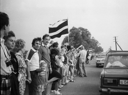 The Baltic Way demonstration on the Riga-Bauska highway, near Kekava, Latvia, August 23, 1989, photo by Uldis Pinka/CC-BY-SA
