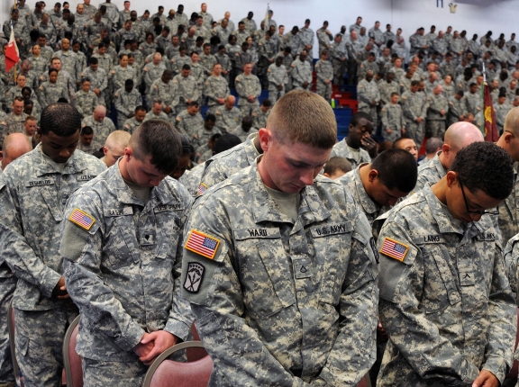 DA442C US Army soldiers bow their heads for prayer during Wrangler Day at Fort Hood June 28, 2013 in El Paso, Texas, photo by U.S. Army Photo/Alamy Stock Photo