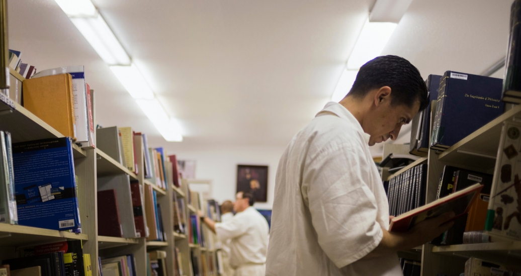 Inmates search for books at a library inside the Southwestern Baptist Theological Seminary located in the Darrington Unit of the Texas Department of Criminal Justice men's prison in Rosharon, Texas, August 12, 2014