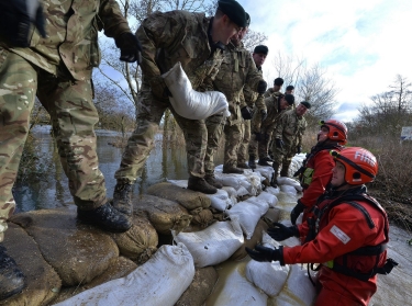 Reservists from 7 Battalion, The Rifles Reinforcing a Dam During Flooding, photo by Cpl Richard Cave LBPPA/Defence Images