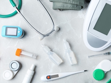Medical devices on grey background, photo by New Africa/Adobe Stock
